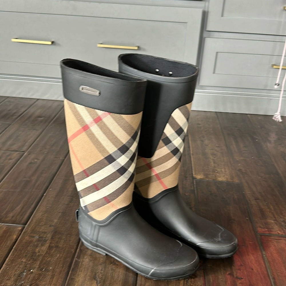 Burberry rain boots size 40 Worn once
